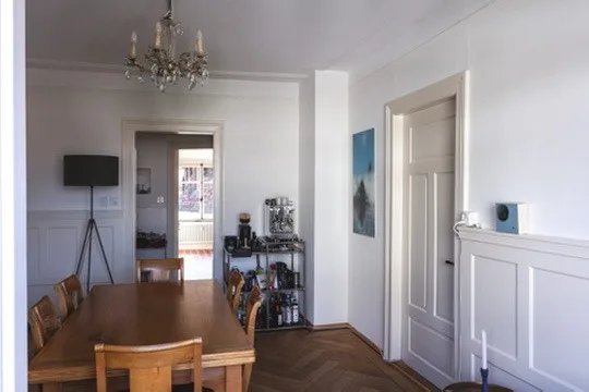 Lichtdurchfluteter 1910er Altbau im Kreis 5: 4 Zimmer, Balkon, Bad & Küche im englischen Landhausstil.