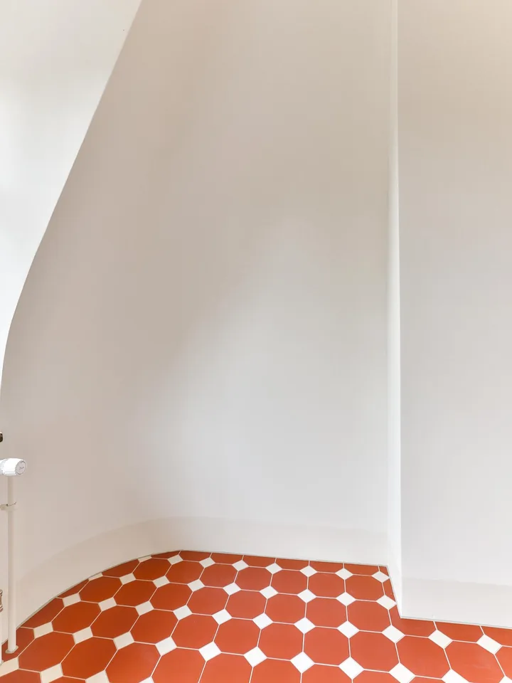 Lichtdurchfluteter 1910er Altbau im Kreis 5: 4 Zimmer, Balkon, Bad & Küche im englischen Landhausstil.
