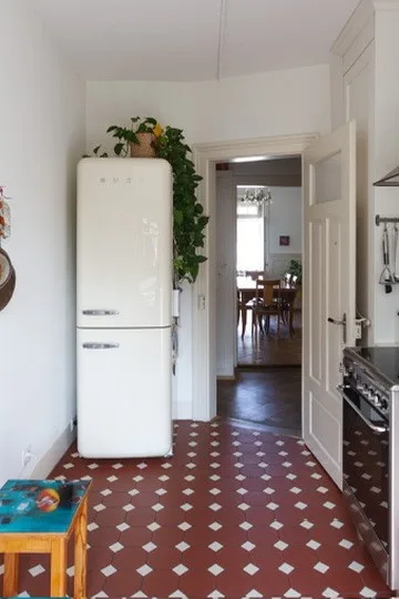 Lichtdurchfluteter 1910er Altbau im Kreis 5: 4 Zimmer, Balkon, Bad & Küche im englischen Landhausstil.