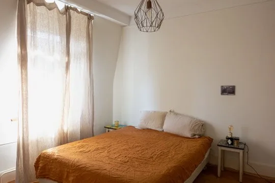 Lichtdurchfluteter 1910er Altbau im Kreis 5: 4 Zimmer, Balkon, Bad & Küche im englischen Landhausstil.