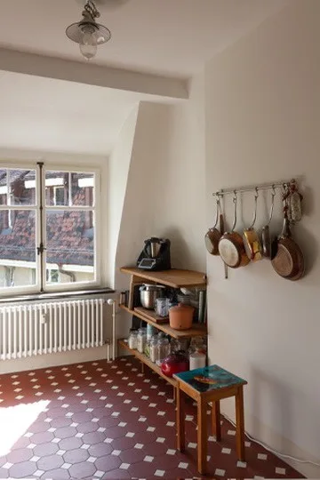 Lichtdurchfluteter 1910er Altbau im Kreis 5: 4 Zimmer, Balkon, Bad & Küche im englischen Landhausstil.