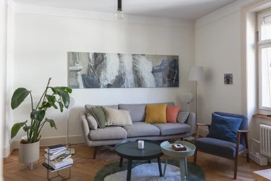 Lichtdurchfluteter 1910er Altbau im Kreis 5: 4 Zimmer, Balkon, Bad & Küche im englischen Landhausstil.