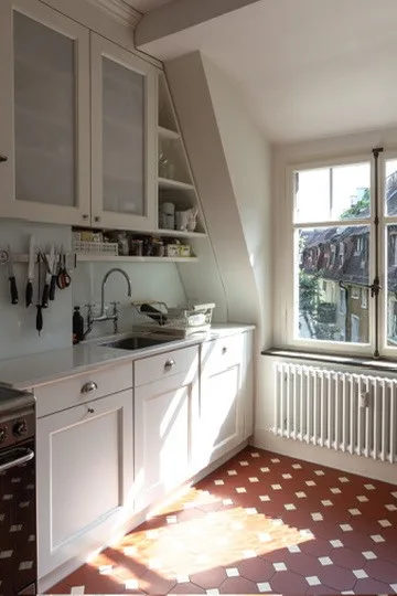 Lichtdurchfluteter 1910er Altbau im Kreis 5: 4 Zimmer, Balkon, Bad & Küche im englischen Landhausstil.
