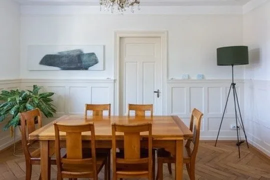 Lichtdurchfluteter 1910er Altbau im Kreis 5: 4 Zimmer, Balkon, Bad & Küche im englischen Landhausstil.