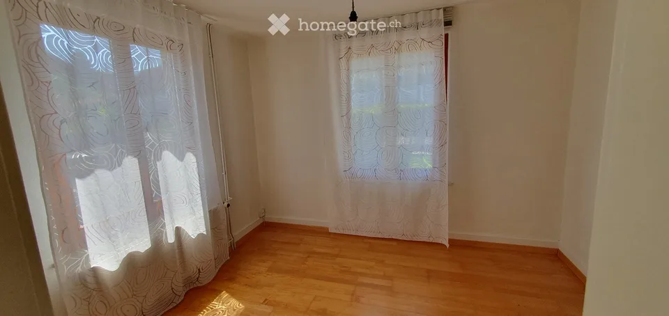Appartement 2.5 pièces dans une maison bifamiliale à Lausen avec son propre espace de séjour et place de parking