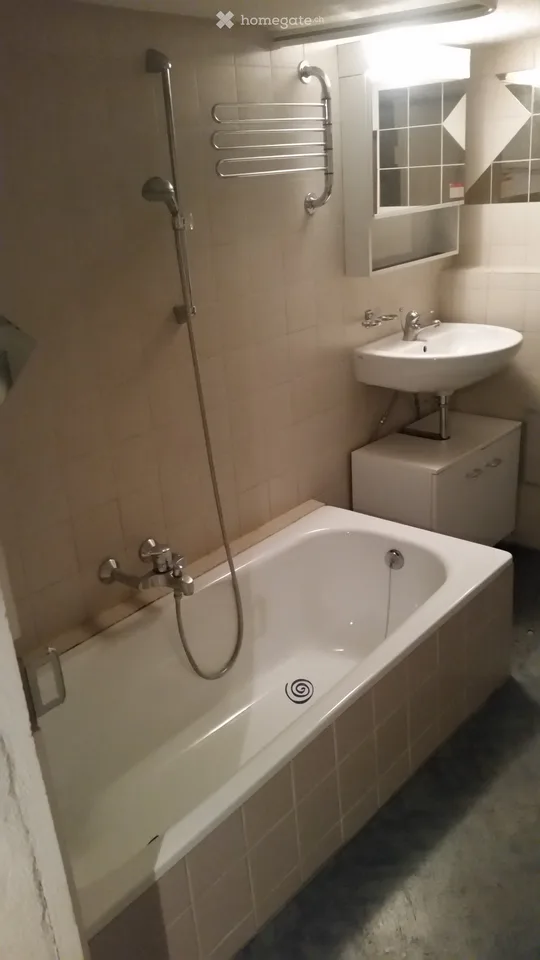 Appartement 2.5 pièces dans une maison bifamiliale à Lausen avec son propre espace de séjour et place de parking
