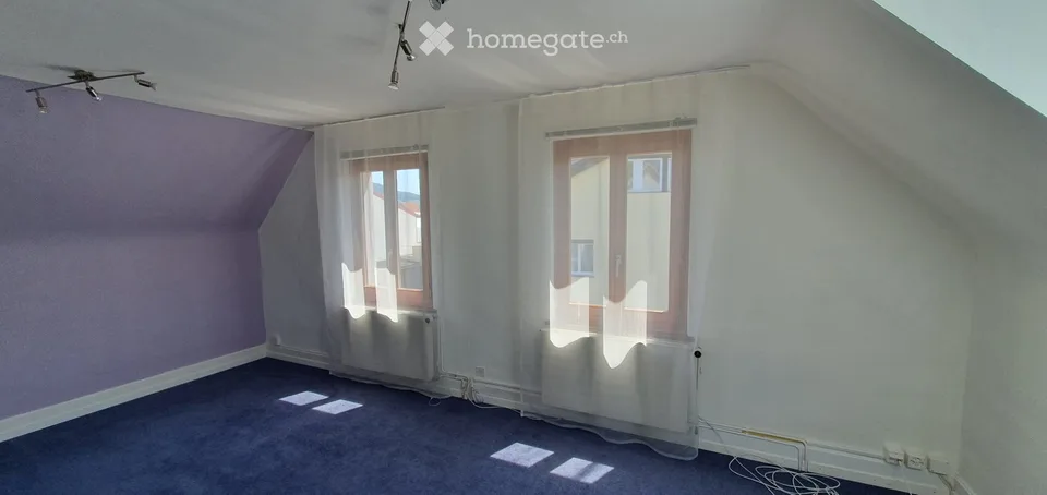 Appartement 2.5 pièces dans une maison bifamiliale à Lausen avec son propre espace de séjour et place de parking