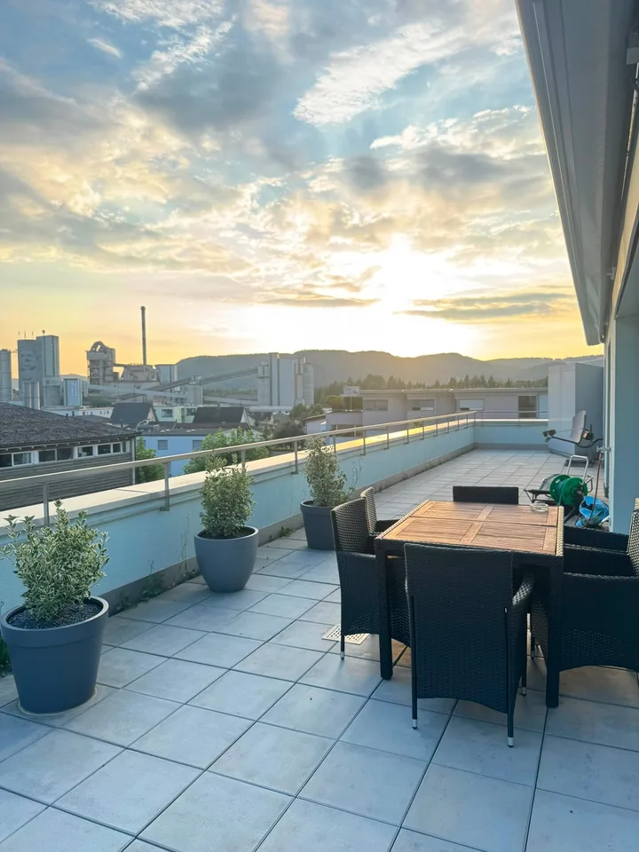 Helle 3.5-Zimmer-Attikawohnung mit Terrasse in Würenlingen – sofort verfügbar!