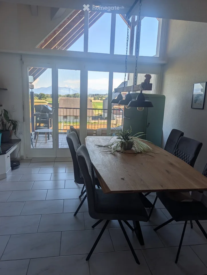 Appartement lumineux 4.5 pièces avec balcon et belle vue à Aristau