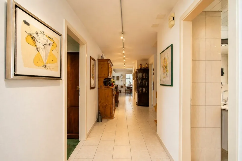 Paradiso familiare esclusivo con piscina e vista panoramica - spaziosa casa unifamiliare di 10 stanze a Bergdietikon