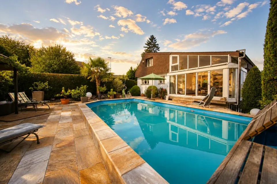 Paradiso familiare esclusivo con piscina e vista panoramica - spaziosa casa unifamiliare di 10 stanze a Bergdietikon