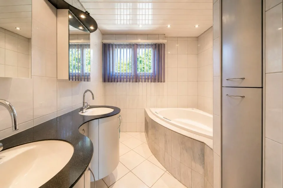 Paradiso familiare esclusivo con piscina e vista panoramica - spaziosa casa unifamiliare di 10 stanze a Bergdietikon