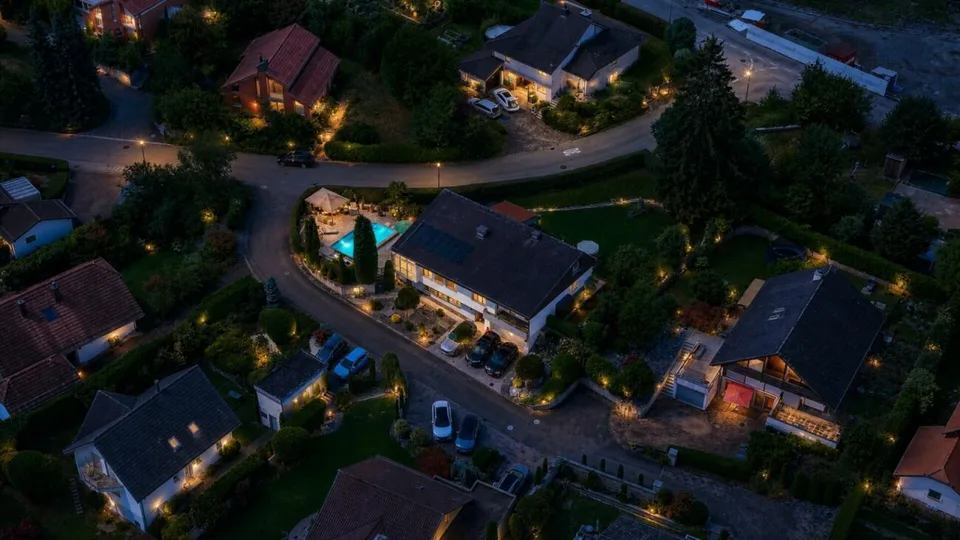 Paradiso familiare esclusivo con piscina e vista panoramica - spaziosa casa unifamiliare di 10 stanze a Bergdietikon