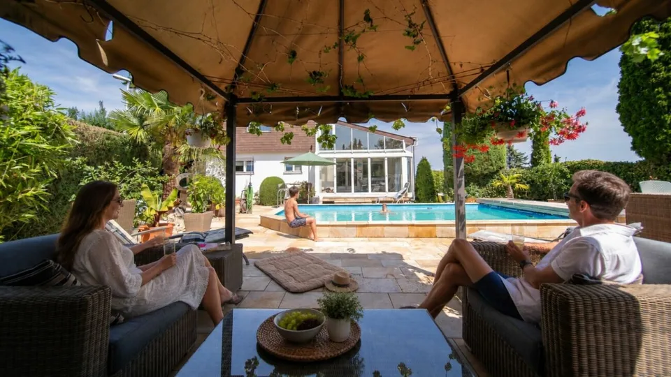 Paradiso familiare esclusivo con piscina e vista panoramica - spaziosa casa unifamiliare di 10 stanze a Bergdietikon