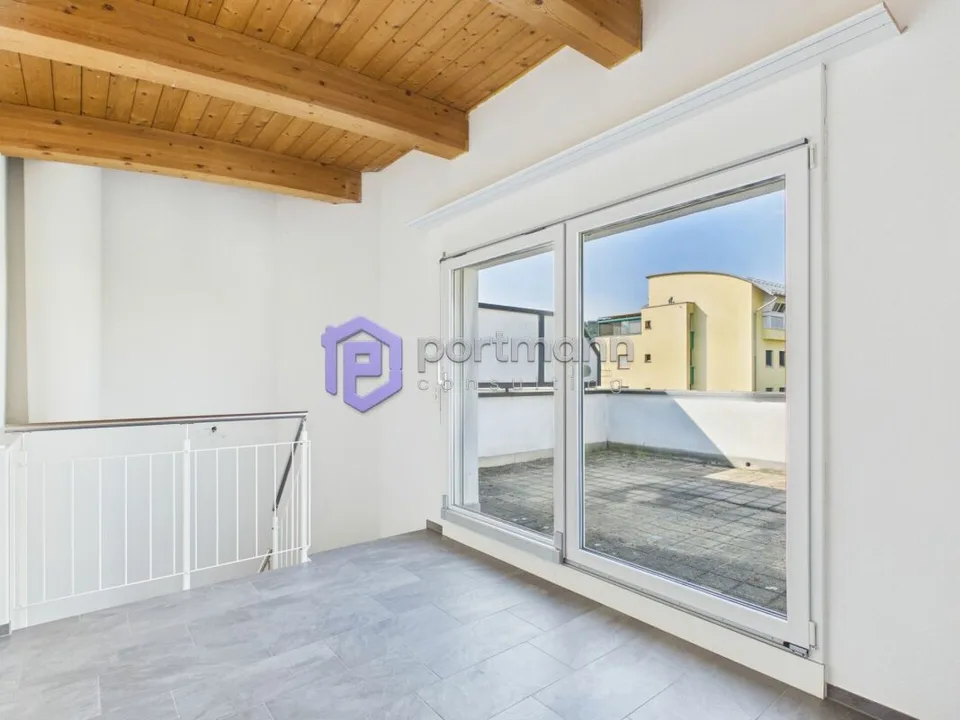 Casa unifamiliare a schiera continuamente ristrutturata e convertita