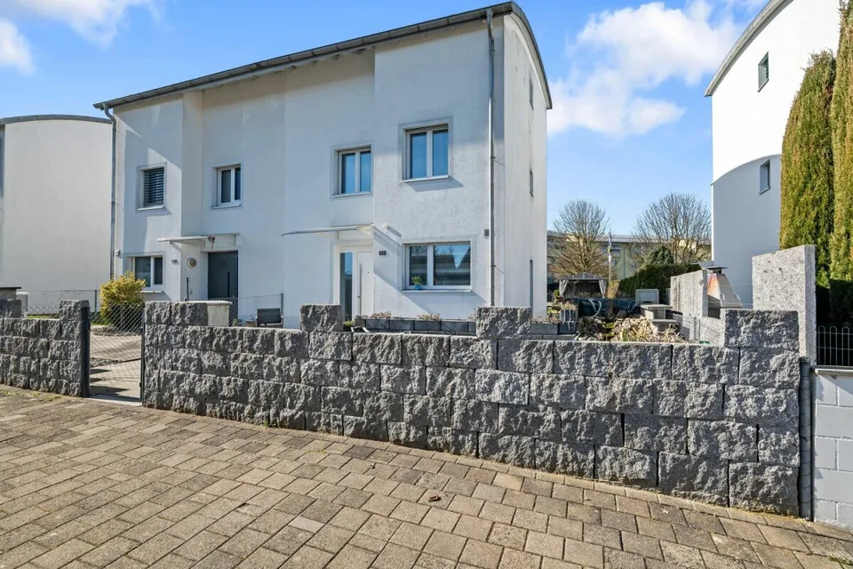 Casa unifamiliare a schiera continuamente ristrutturata e convertita