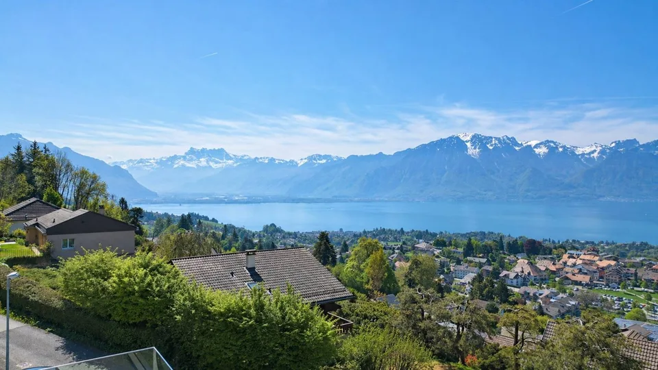 Schöne Familienvilla mit Panoramablick auf den See und die Alpen – Foto 4 von 23