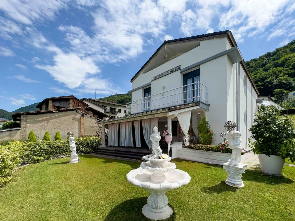 Casa con grande giardino a Figino a poca distanza dal lago