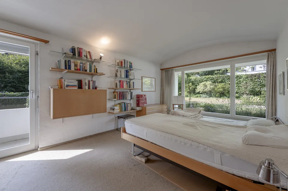 Un jardin pour tomber amoureux : maison unifamiliale sur un terrain de construction attrayant