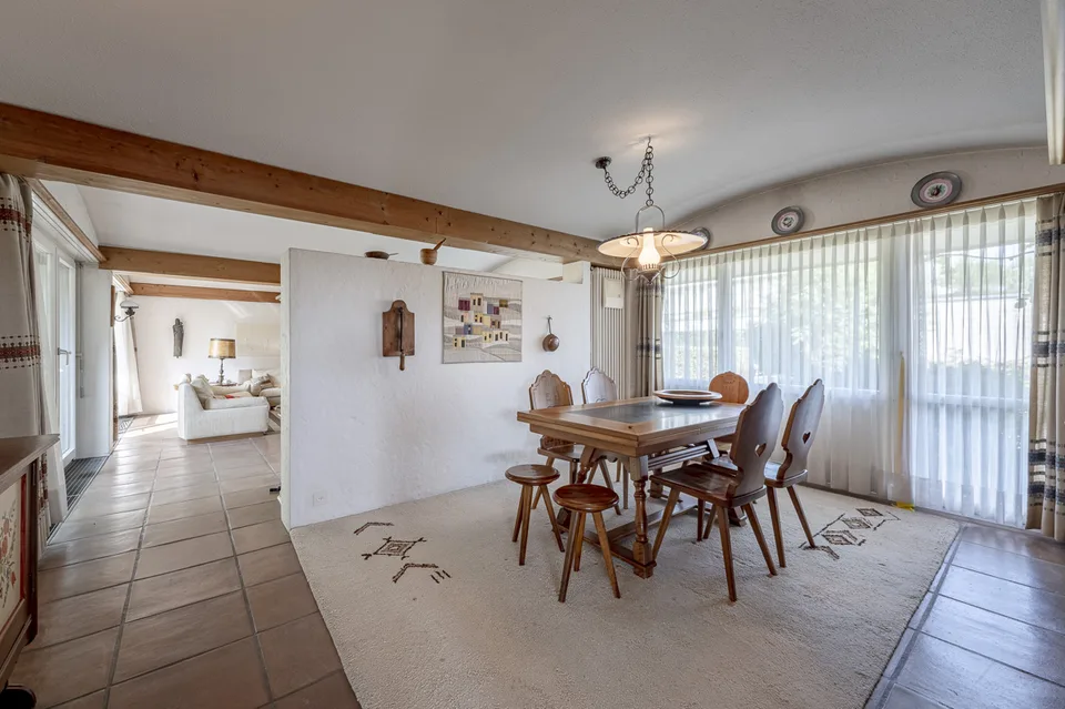 Un jardin pour tomber amoureux : maison unifamiliale sur un terrain de construction attrayant