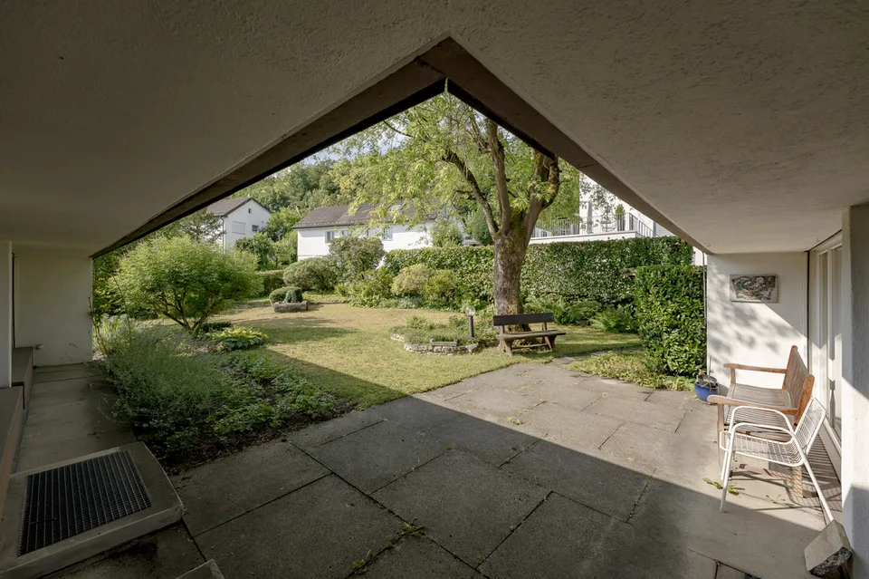 Un jardin pour tomber amoureux : maison unifamiliale sur un terrain de construction attrayant