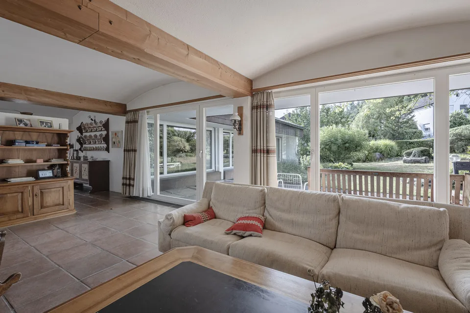 Un jardin pour tomber amoureux : maison unifamiliale sur un terrain de construction attrayant