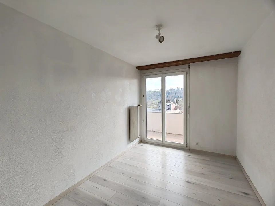 Nous louons immédiatement un appartement de 4 pièces lumineux et spacieux dans un quartier calme à Zwingen