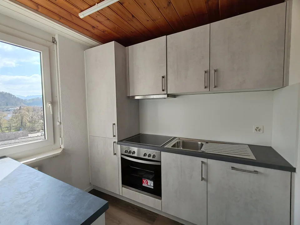 Nous louons immédiatement un appartement de 4 pièces lumineux et spacieux dans un quartier calme à Zwingen