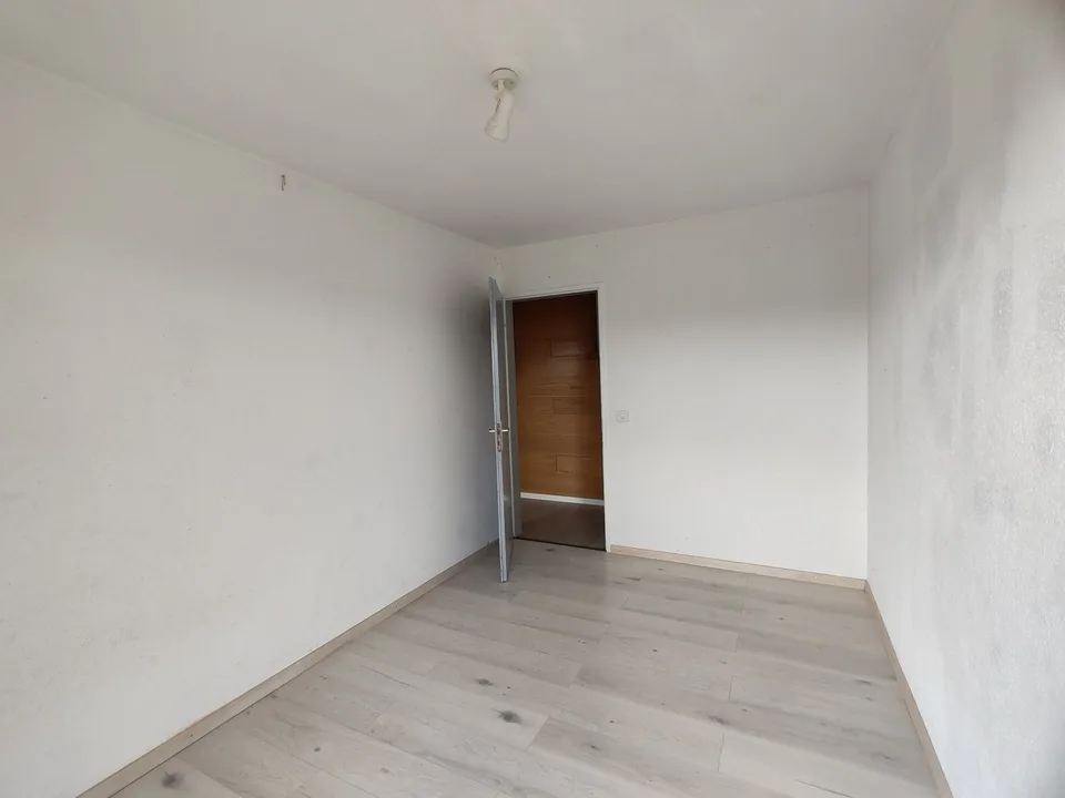 Nous louons immédiatement un appartement de 4 pièces lumineux et spacieux dans un quartier calme à Zwingen