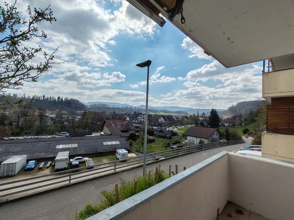 Nous louons immédiatement un appartement de 4 pièces lumineux et spacieux dans un quartier calme à Zwingen