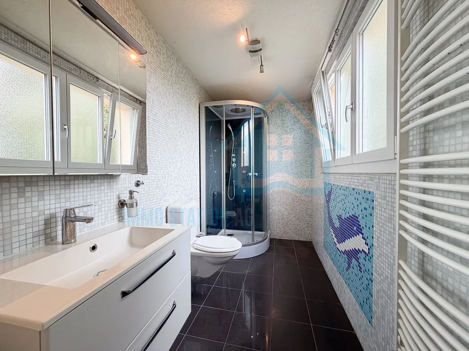 Bright 4-room garden apartment - family-friendly & central