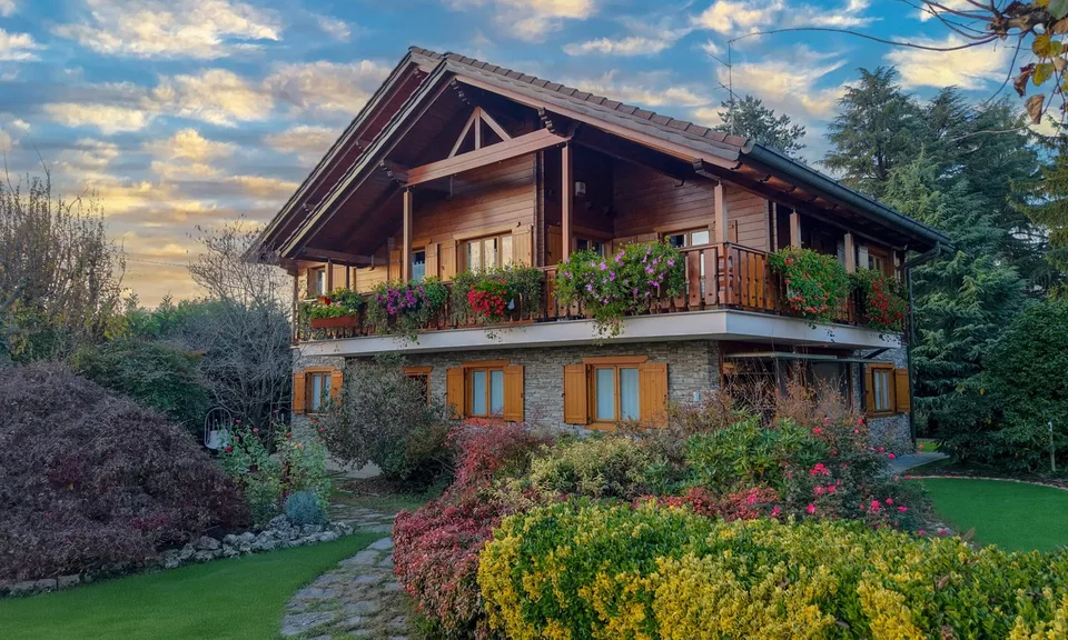 SPLENDIDA VILLA BIFAMILIARE 11 LOCALI IN PROVINCIA DI COMO