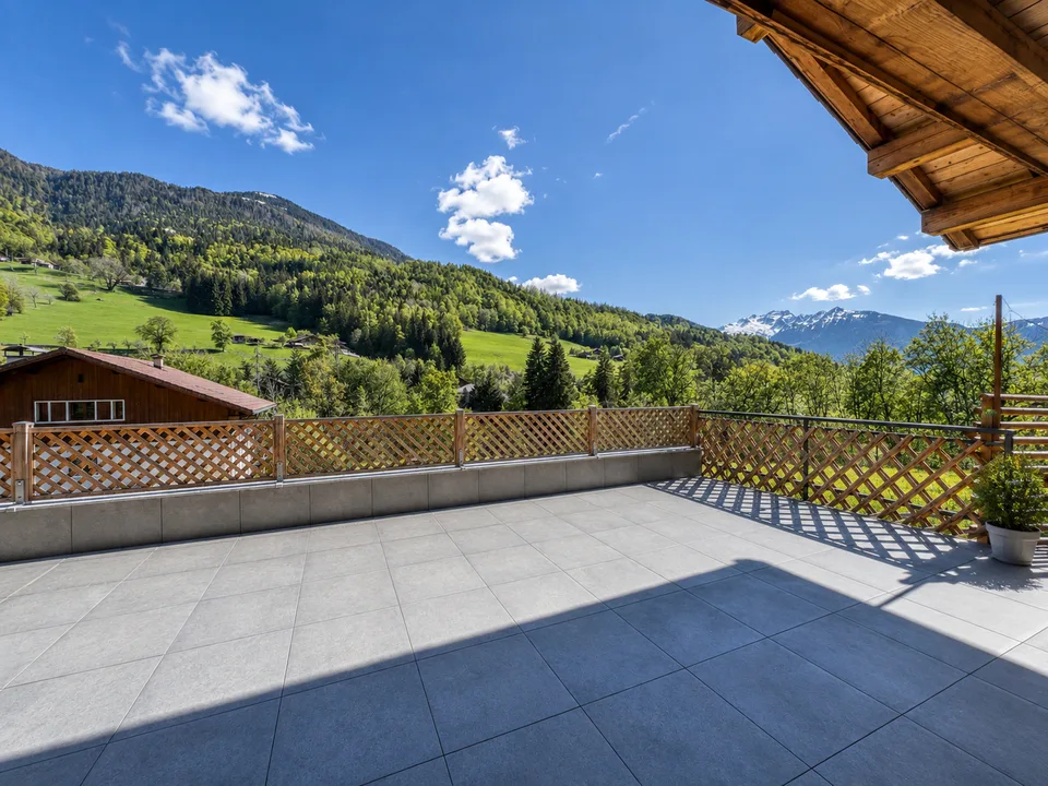 Magnifique chalet avec 110 m² de garages et vue panoramique sur les montagnes