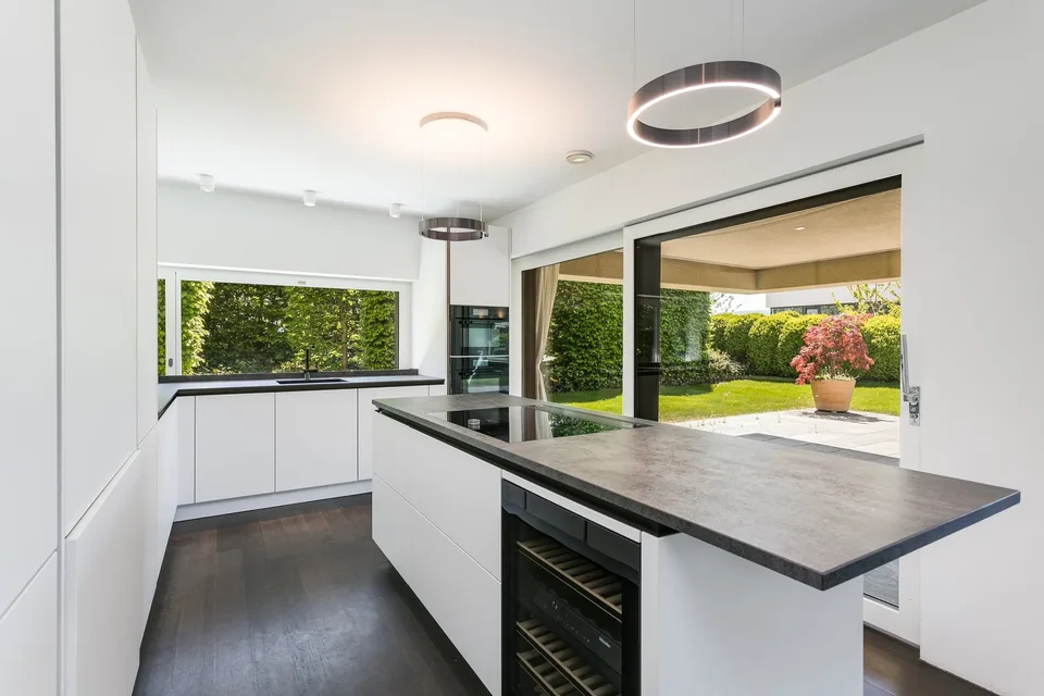 Moderne Gartenwohnung mit Teilseesicht – Foto 3 von 9