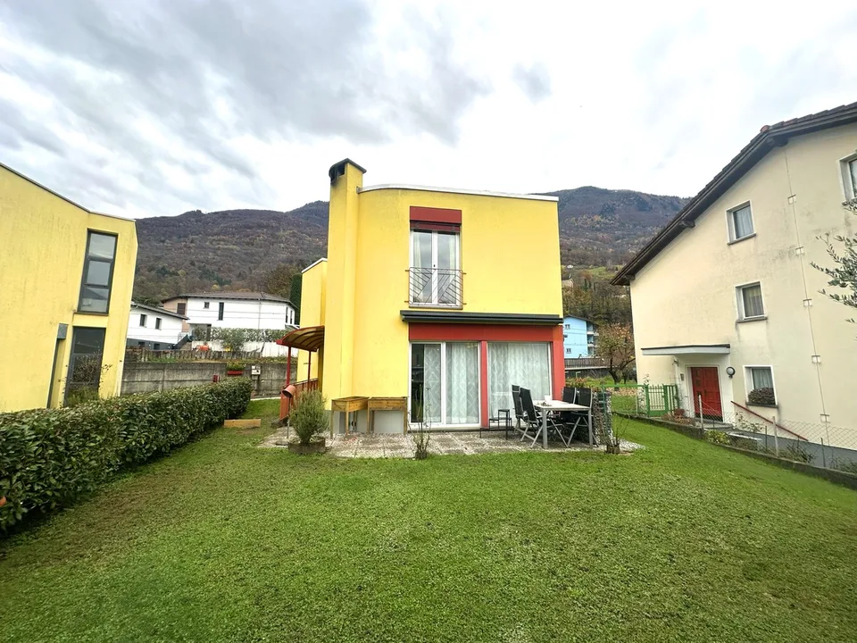 Single-family house with 4.5 rooms and large fenced garden in Camorino