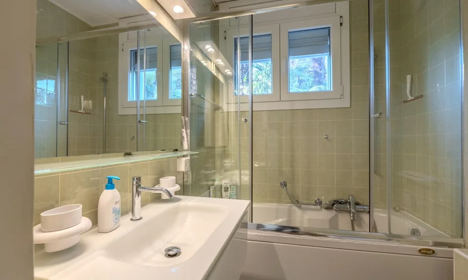 Schönes und geräumiges 2.5-Zimmer-Lake-View-Wohnung mit Terrasse in Rovio