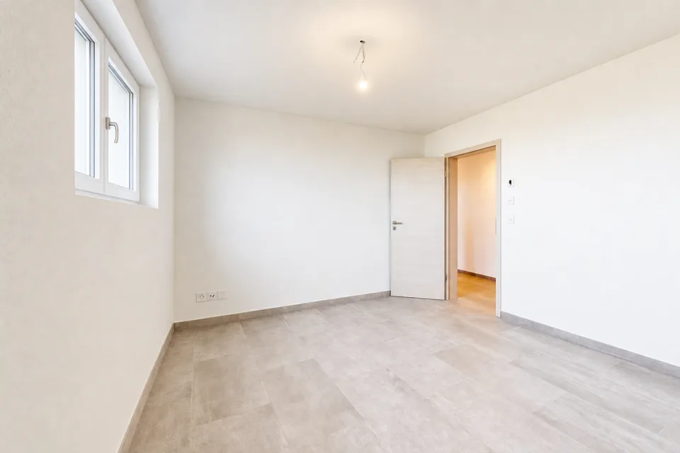 Appartement moderne avec terrasse merveilleuse et carport pour deux véhicules