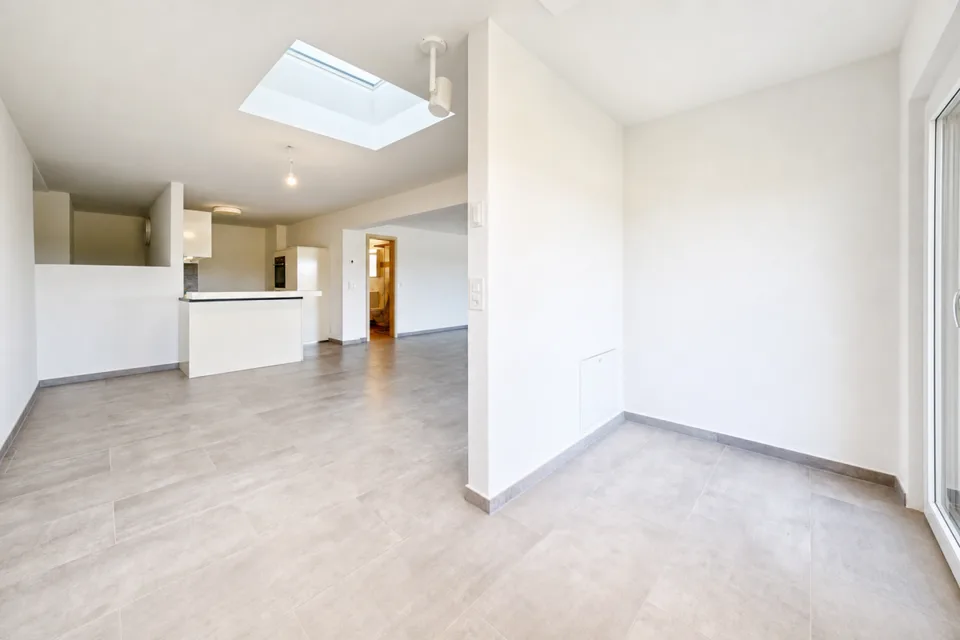 Appartement moderne avec terrasse merveilleuse et carport pour deux véhicules