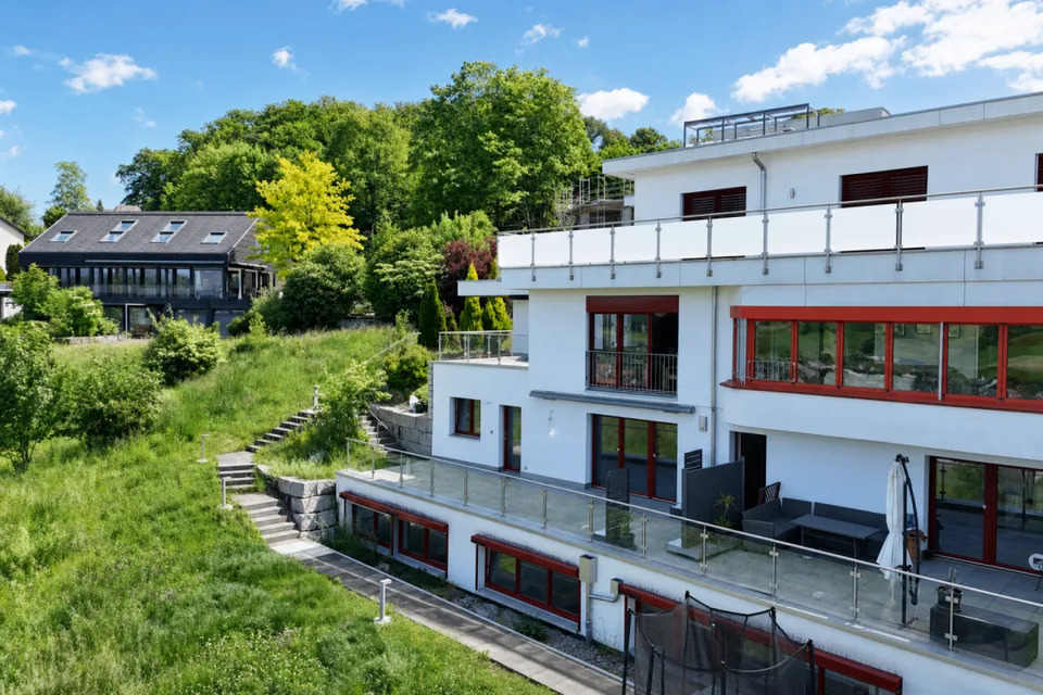 Appartement moderne avec terrasse merveilleuse et carport pour deux véhicules