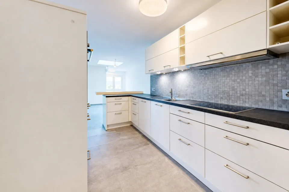 Appartement moderne avec terrasse merveilleuse et carport pour deux véhicules