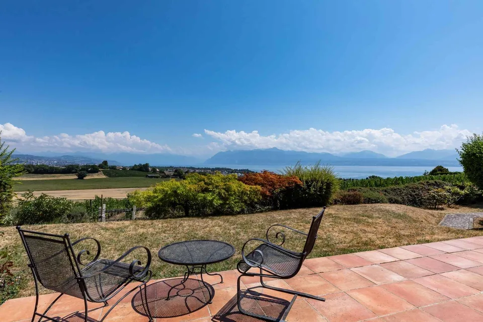 Ein Panorama mit unendlichem Blick auf den Genfersee und die Alpen