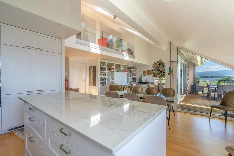 AUSSERHALB DES MARKTES ! Duplex von Ausnahme mit Blick auf den See