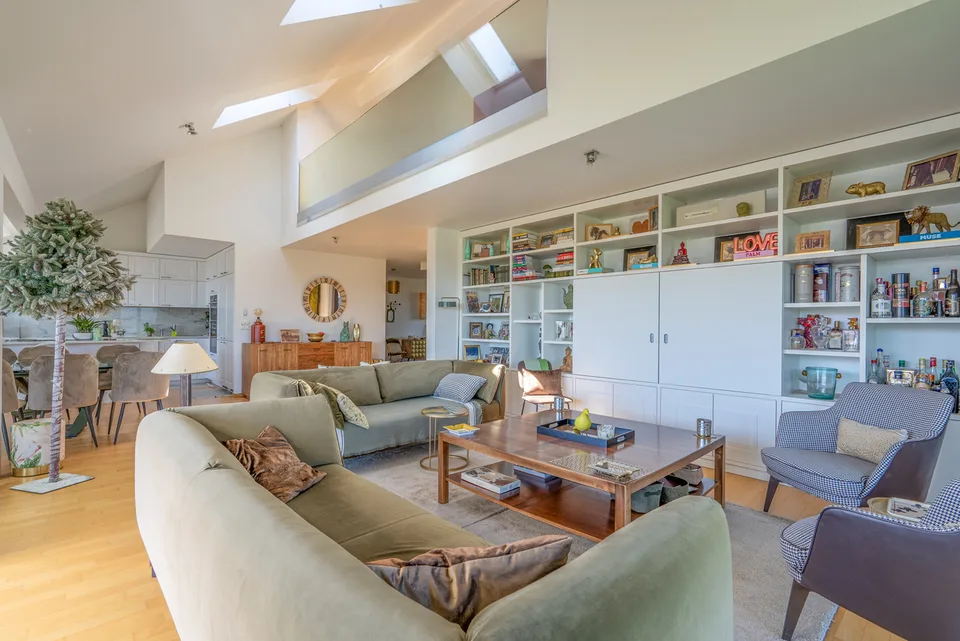AUSSERHALB DES MARKTES ! Duplex von Ausnahme mit Blick auf den See