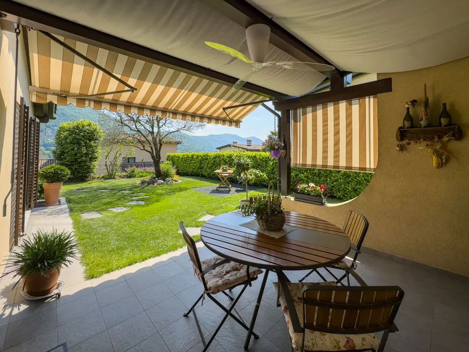 Elegante casa con giardino a Collina d’Oro