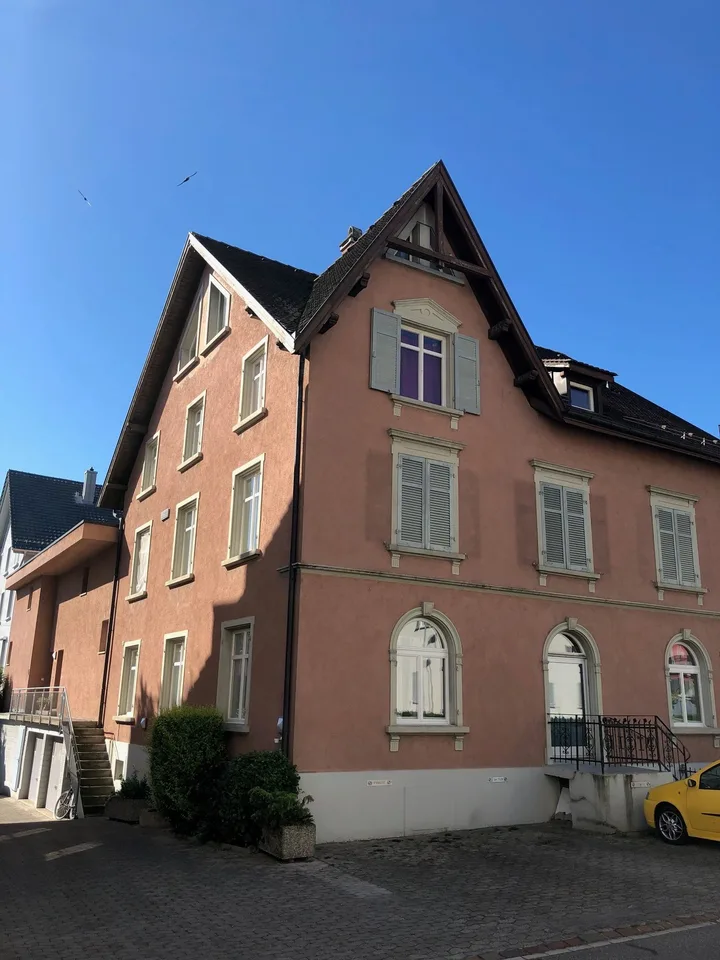 Gemütliche, helle 2 1/2-Zimmer-Dachwohnung an zentraler Lage