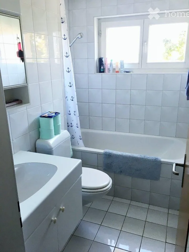 helle 2 1/2-Zimmerwohnung mit Balkon und schöner Seesicht