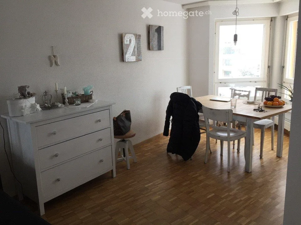 helle 2 1/2-Zimmerwohnung mit Balkon und schöner Seesicht