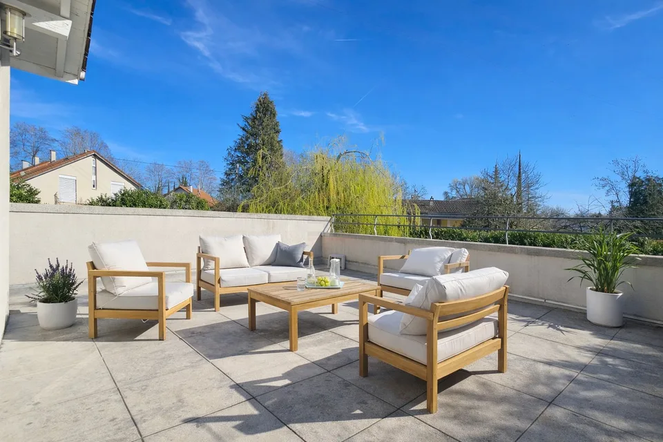 Elegant family villa with large flat garden and high potential in Founex