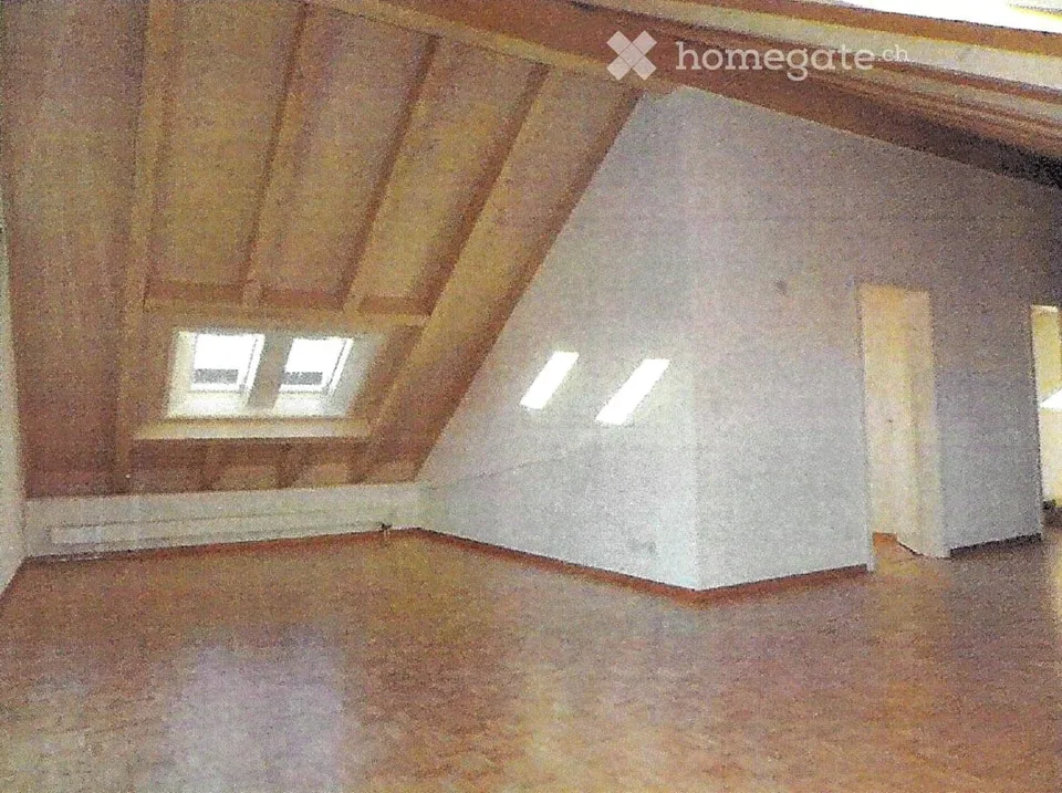 Appartamento mansardato di 3,5 locali luminoso a Rüti ZH
