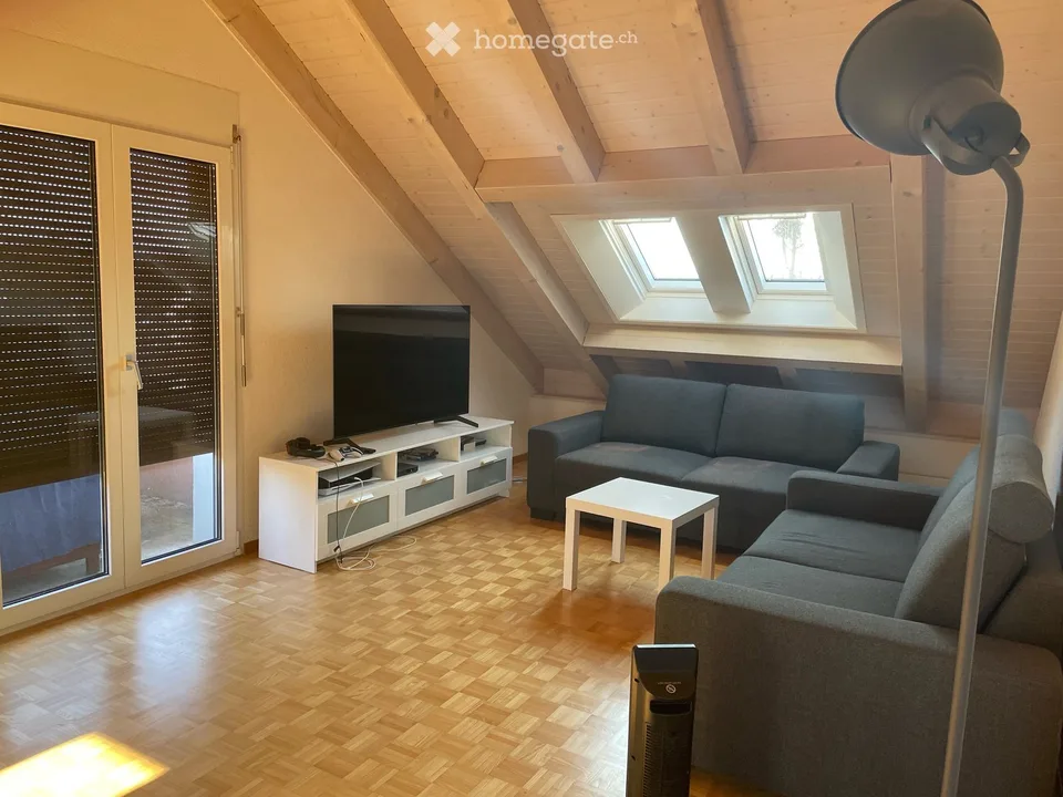 Appartamento mansardato di 3,5 locali luminoso a Rüti ZH